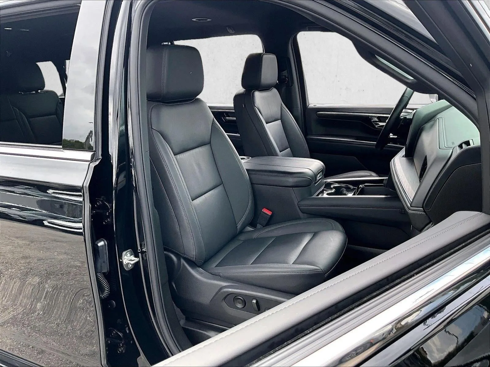 2025 Chevrolet Suburban LT photo 9