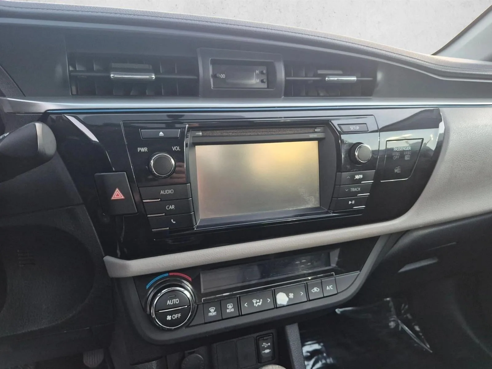 2014 Toyota Corolla 4dr Sdn CVT Auto LE Plus (Natl) photo 9