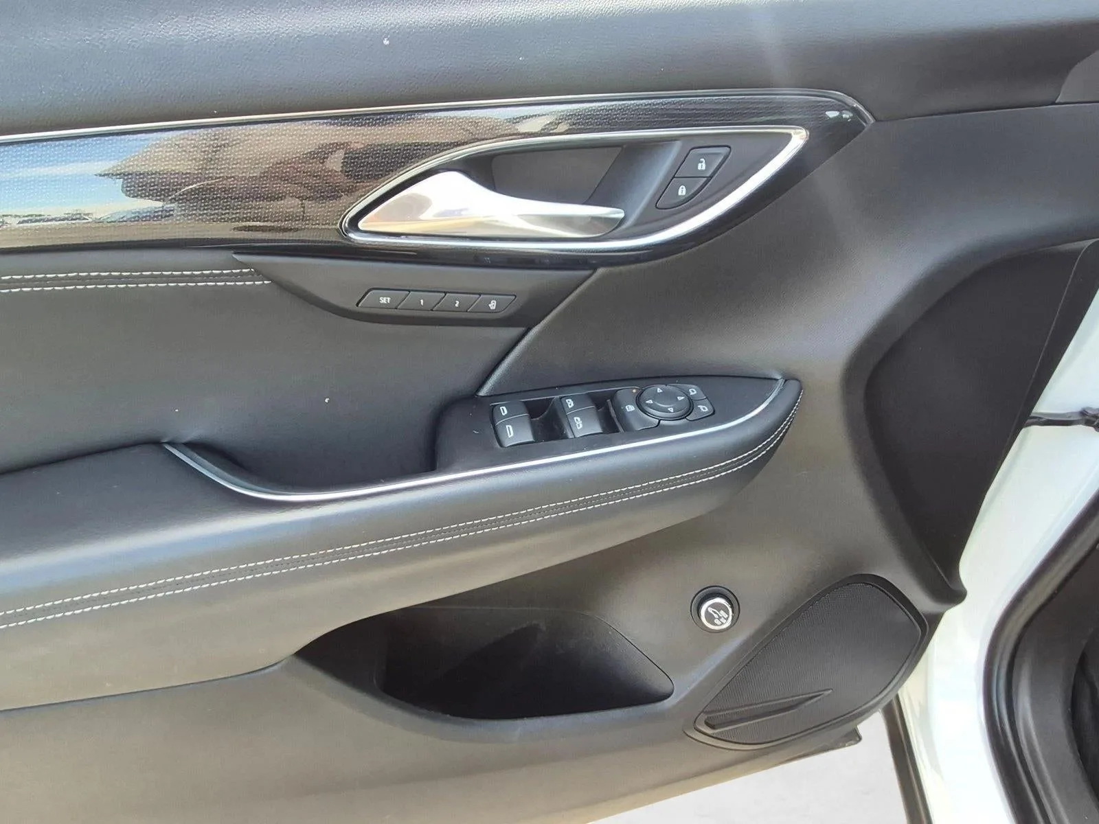 2023 Buick Envision FWD 4dr Essence photo 6