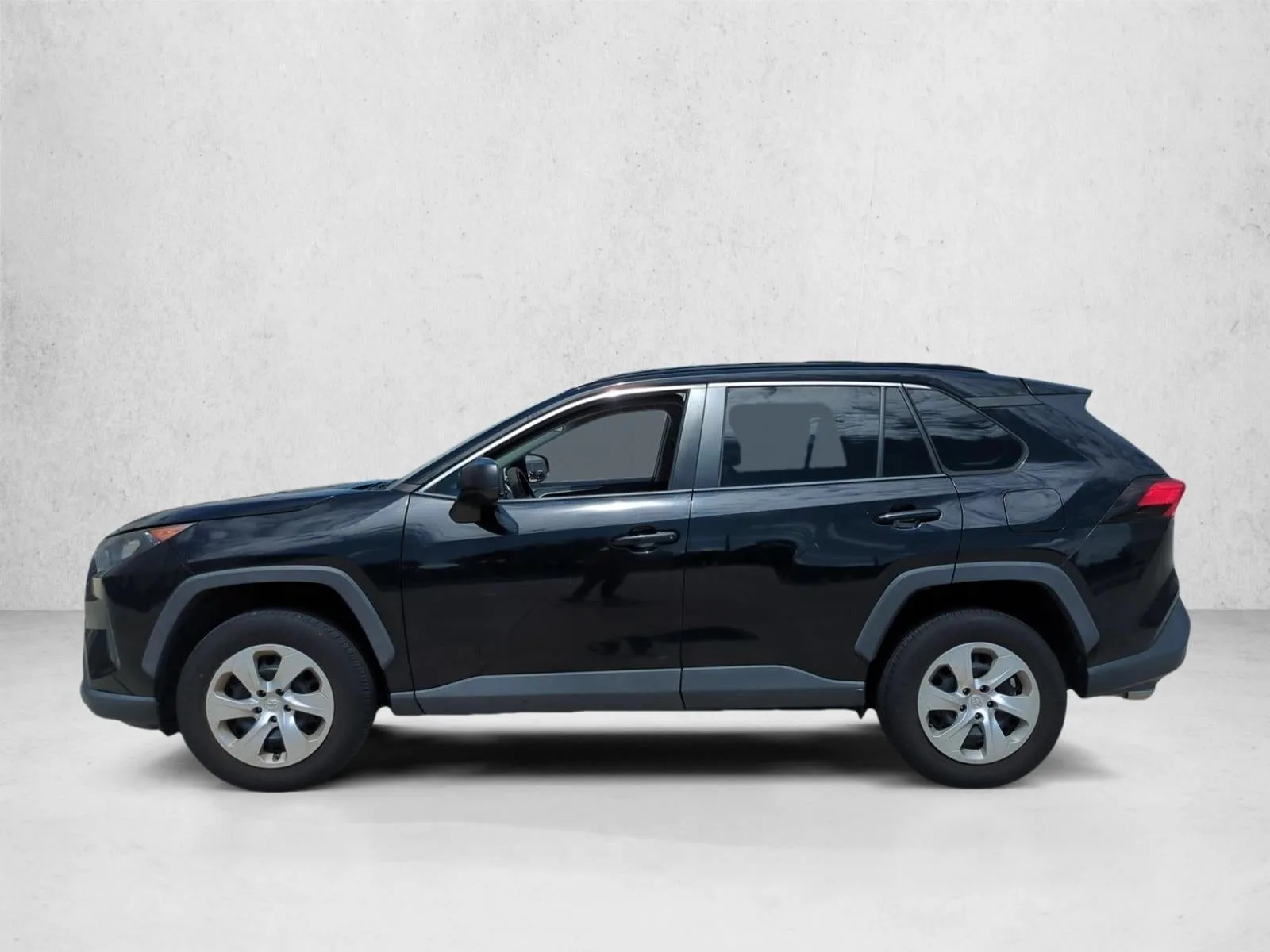 2019 Toyota RAV4 LE FWD (GS) photo 8