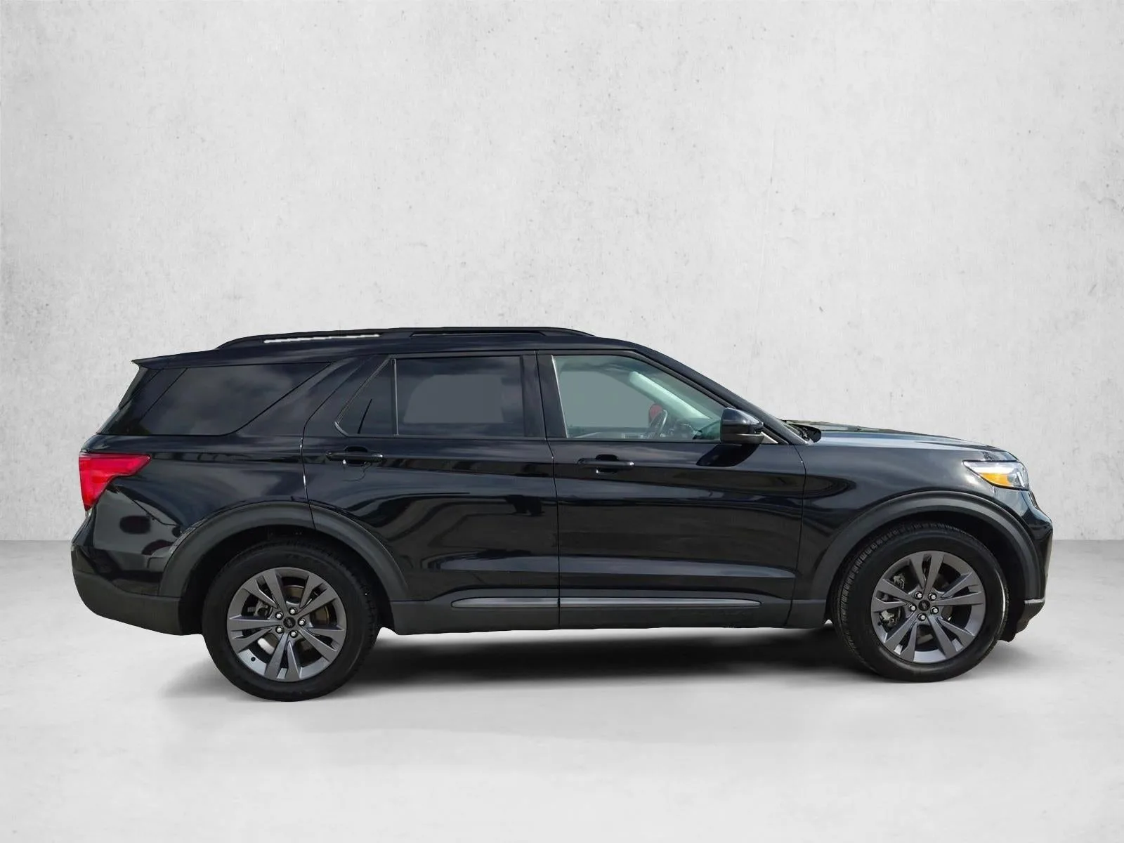2022 Ford Explorer XLT RWD photo 4
