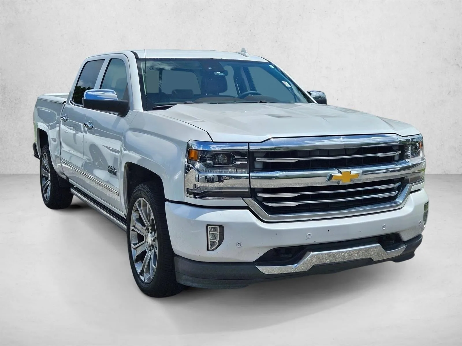 2017 Chevrolet Silverado 1500 Crew Cab Short Box 2-Wheel Drive High Country photo 3