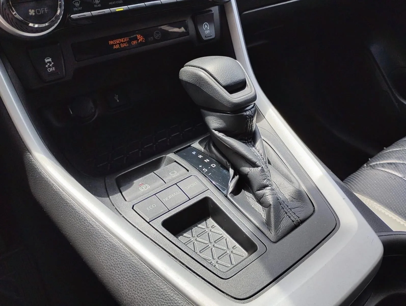 2021 Toyota RAV4 XLE FWD (GS) photo 9