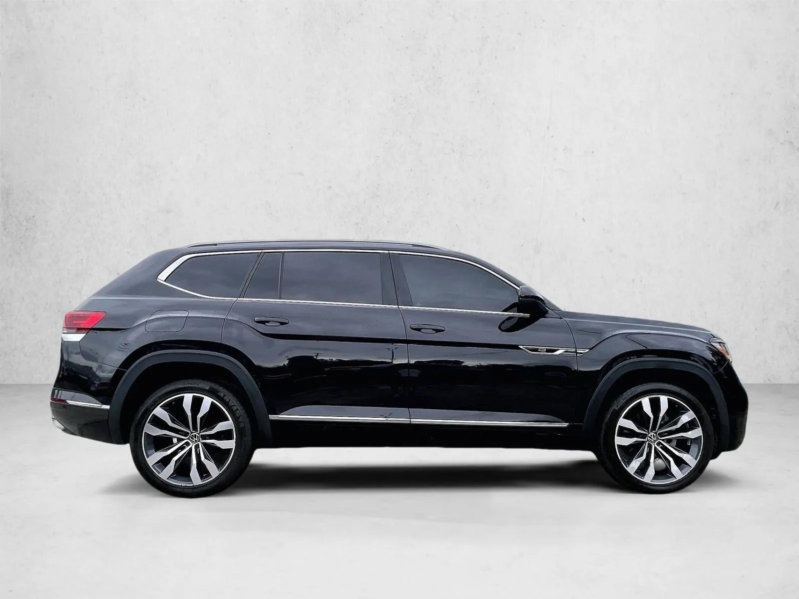 2022 Volkswagen Atlas 3.6L V6 SEL Premium R-Line photo 5