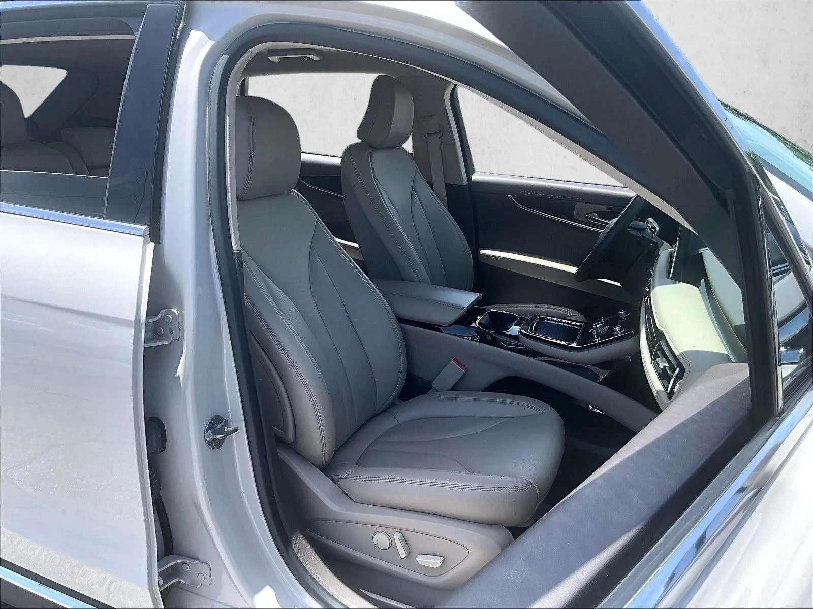 2023 Lincoln Nautilus Standard photo 9