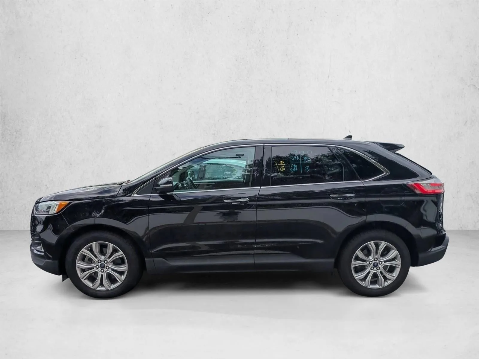 2022 Ford Edge Titanium AWD photo 2
