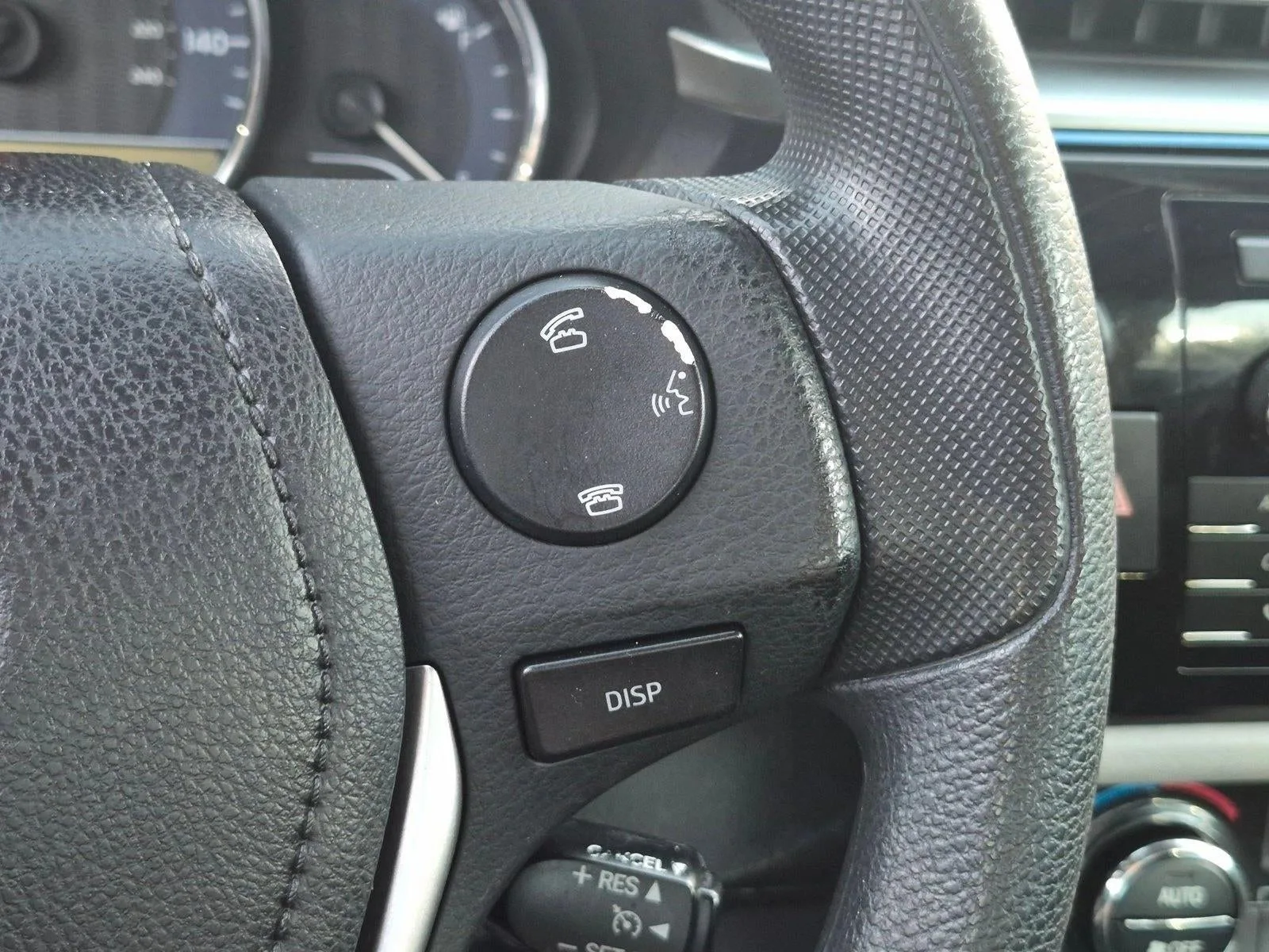 2014 Toyota Corolla 4dr Sdn CVT Auto LE Plus (Natl) photo 5