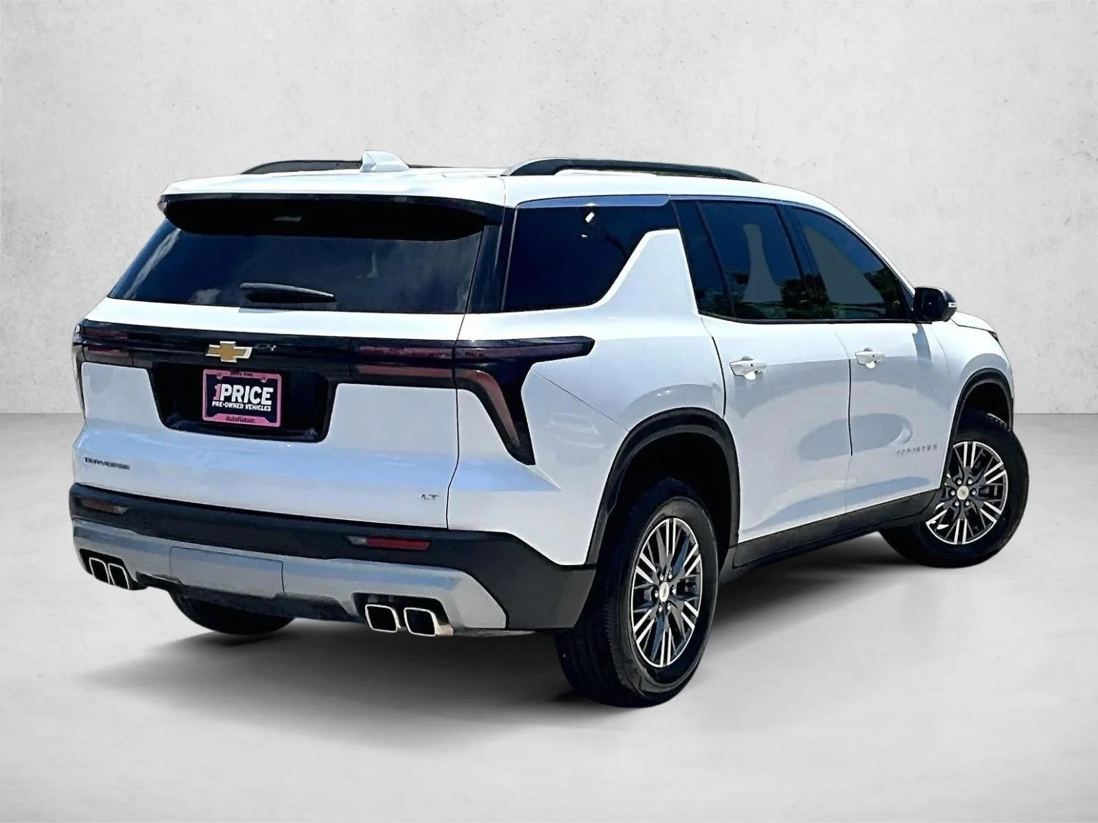 2024 Chevrolet Traverse LT photo 2