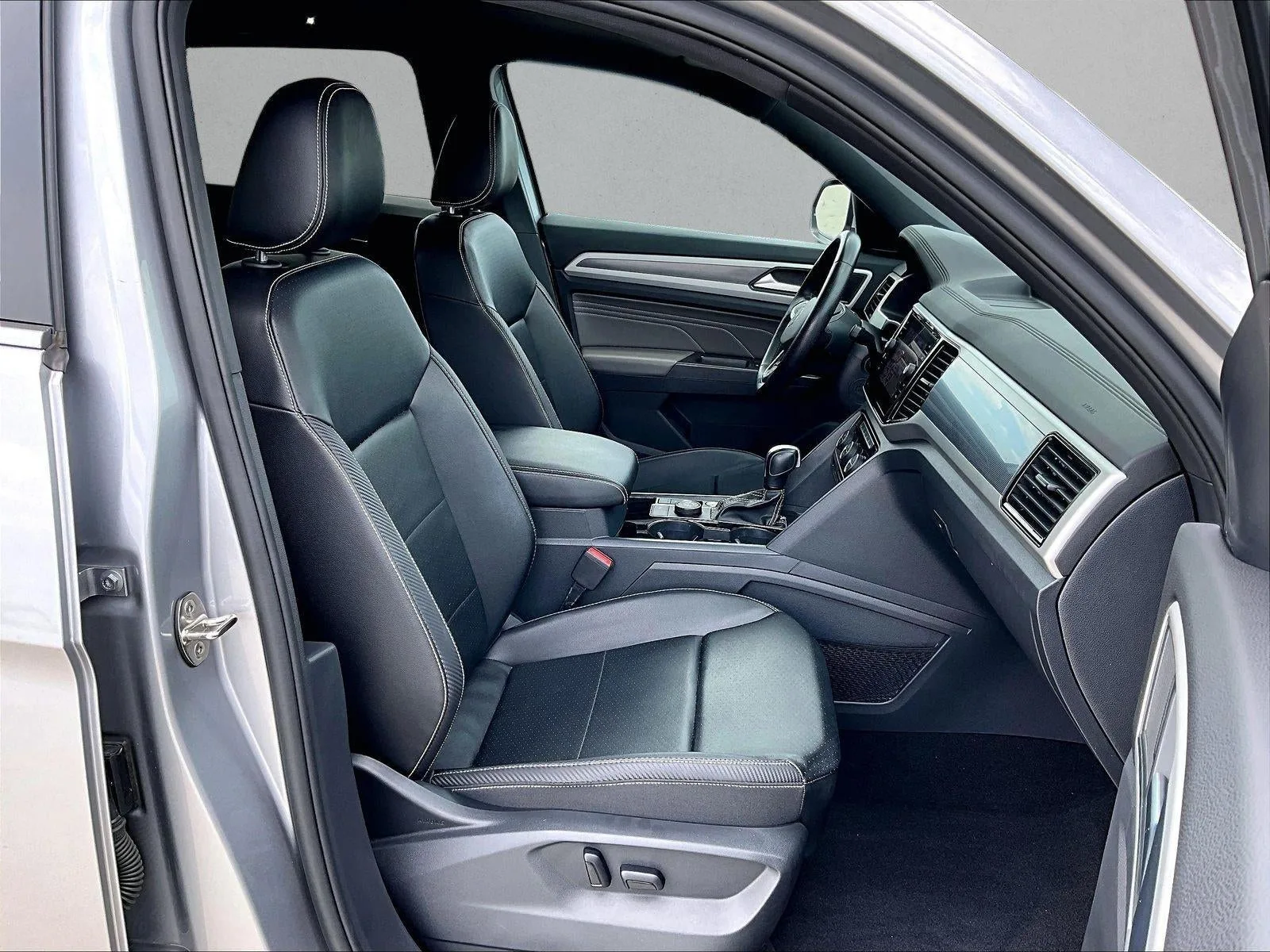 2022 Volkswagen Atlas Cross Sport 3.6L V6 SEL R-Line 4MOTION photo 9