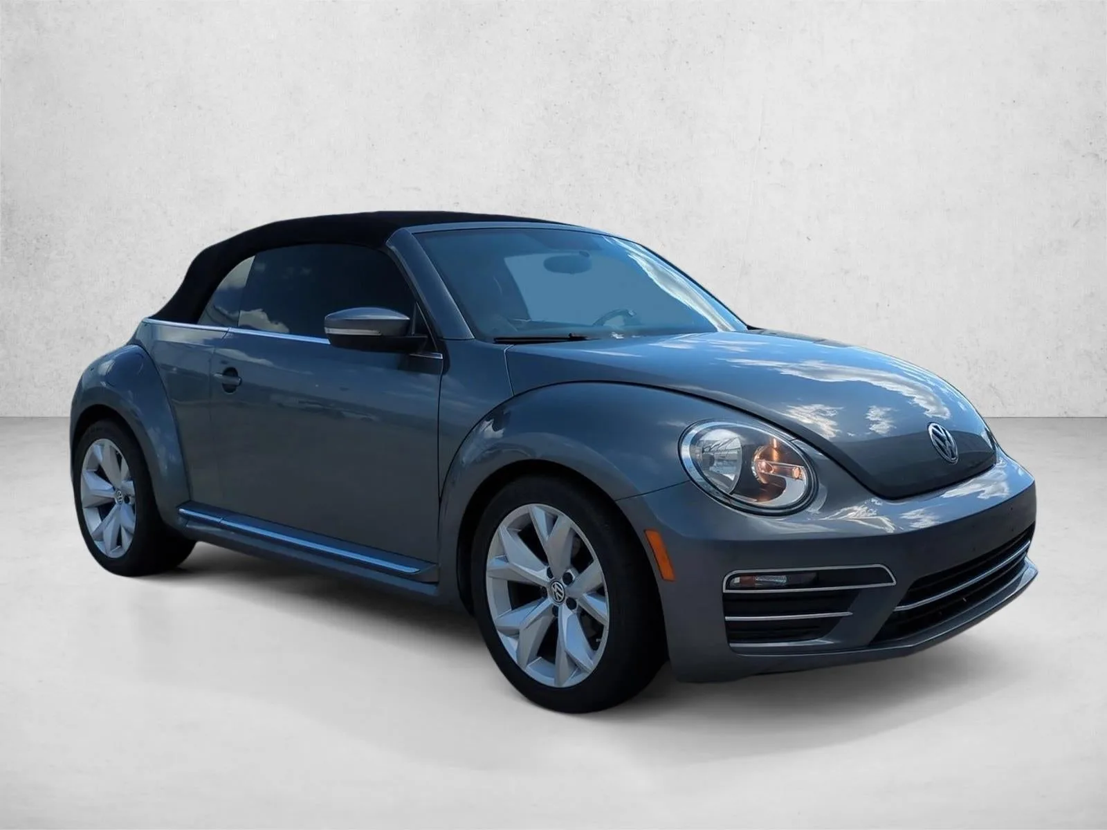 2018 Volkswagen Beetle Convertible S Auto photo 3