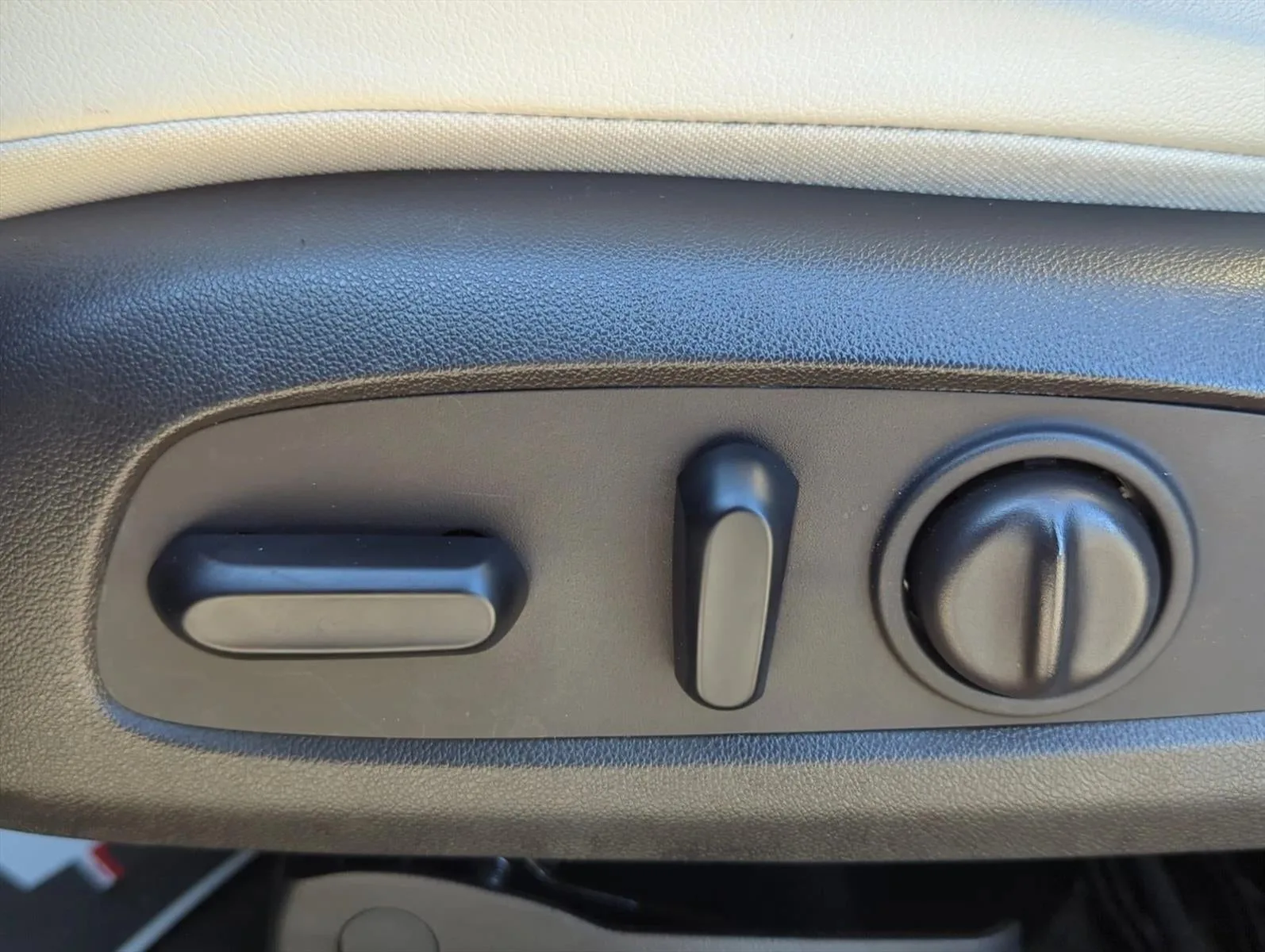 2020 Buick Encore GX Essence FWD photo 8