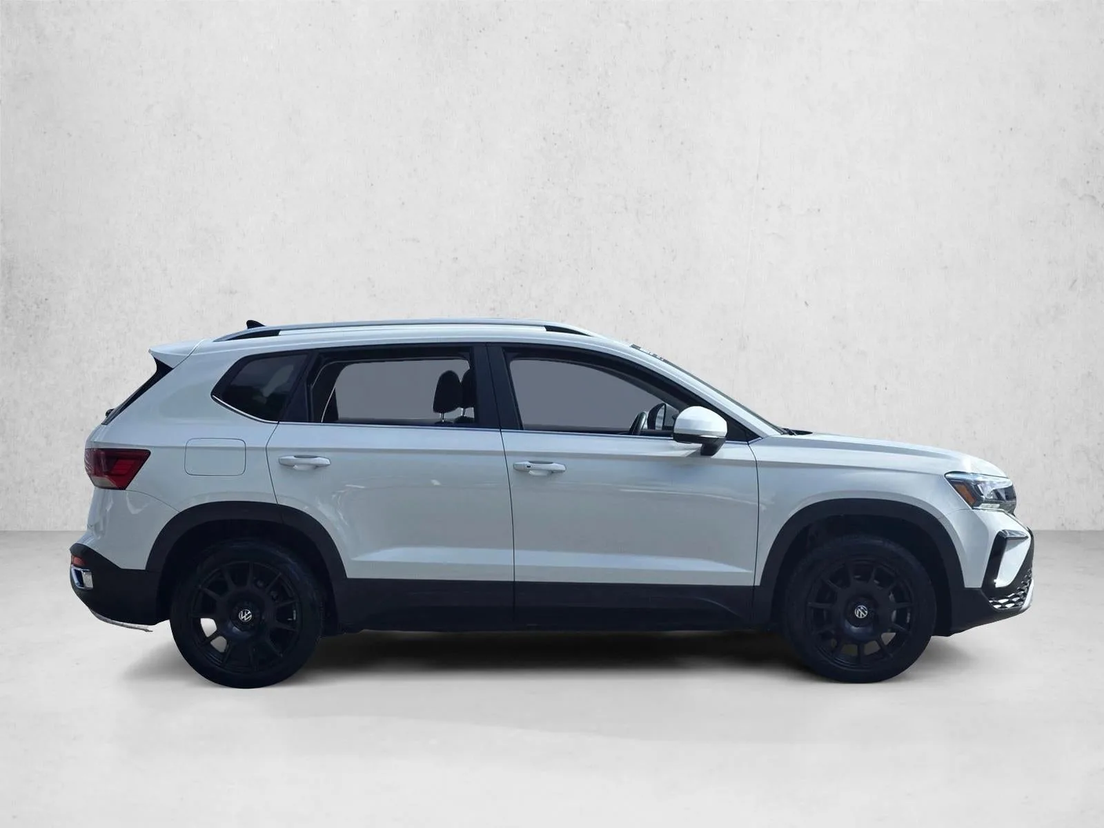2024 Volkswagen Taos SE FWD photo 4