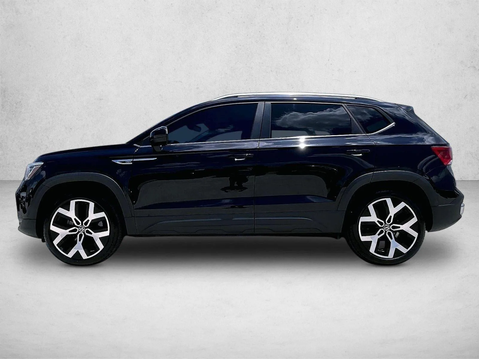 2022 Volkswagen Taos SEL 4MOTION photo 6