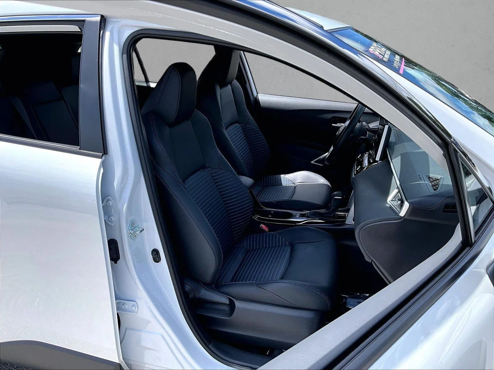 2025 Toyota Corolla Cross Hybrid XSE photo 9