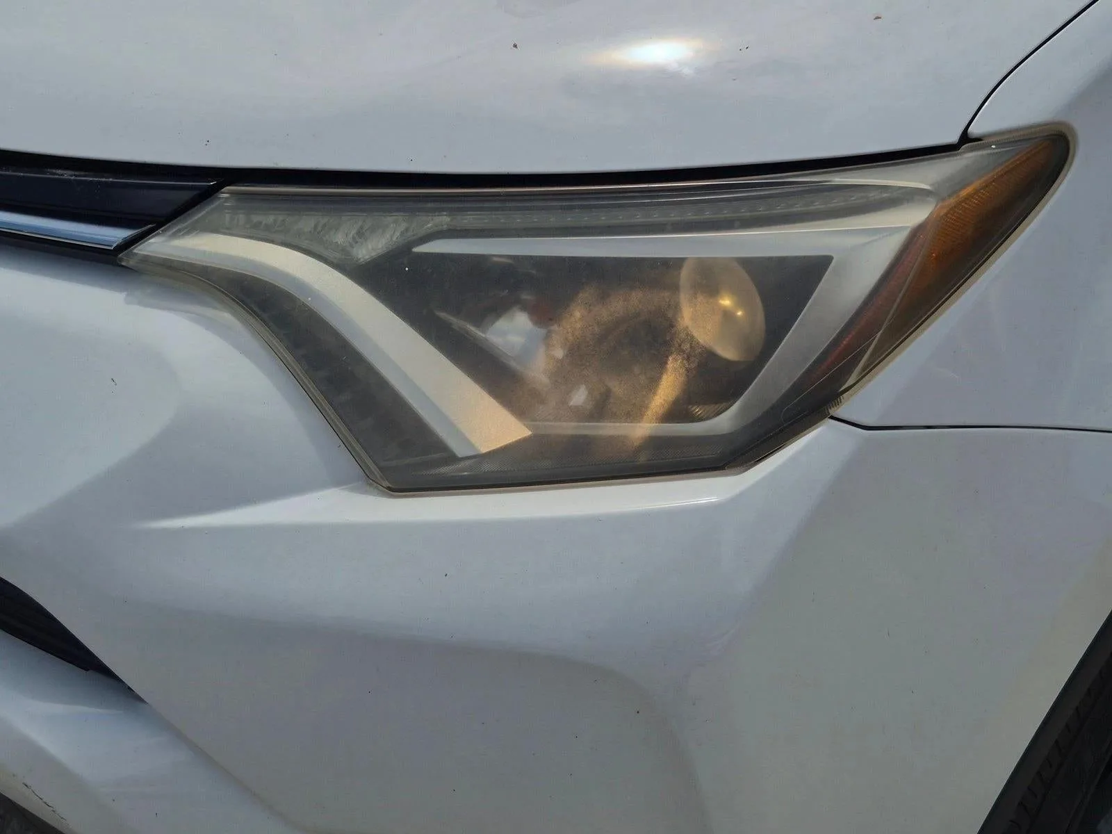 2018 Toyota RAV4 LE photo 3