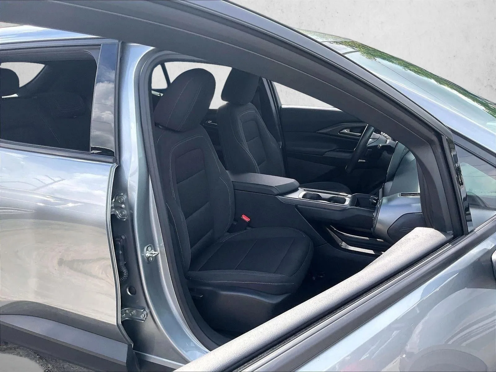 2025 Chevrolet Equinox EV LT photo 9