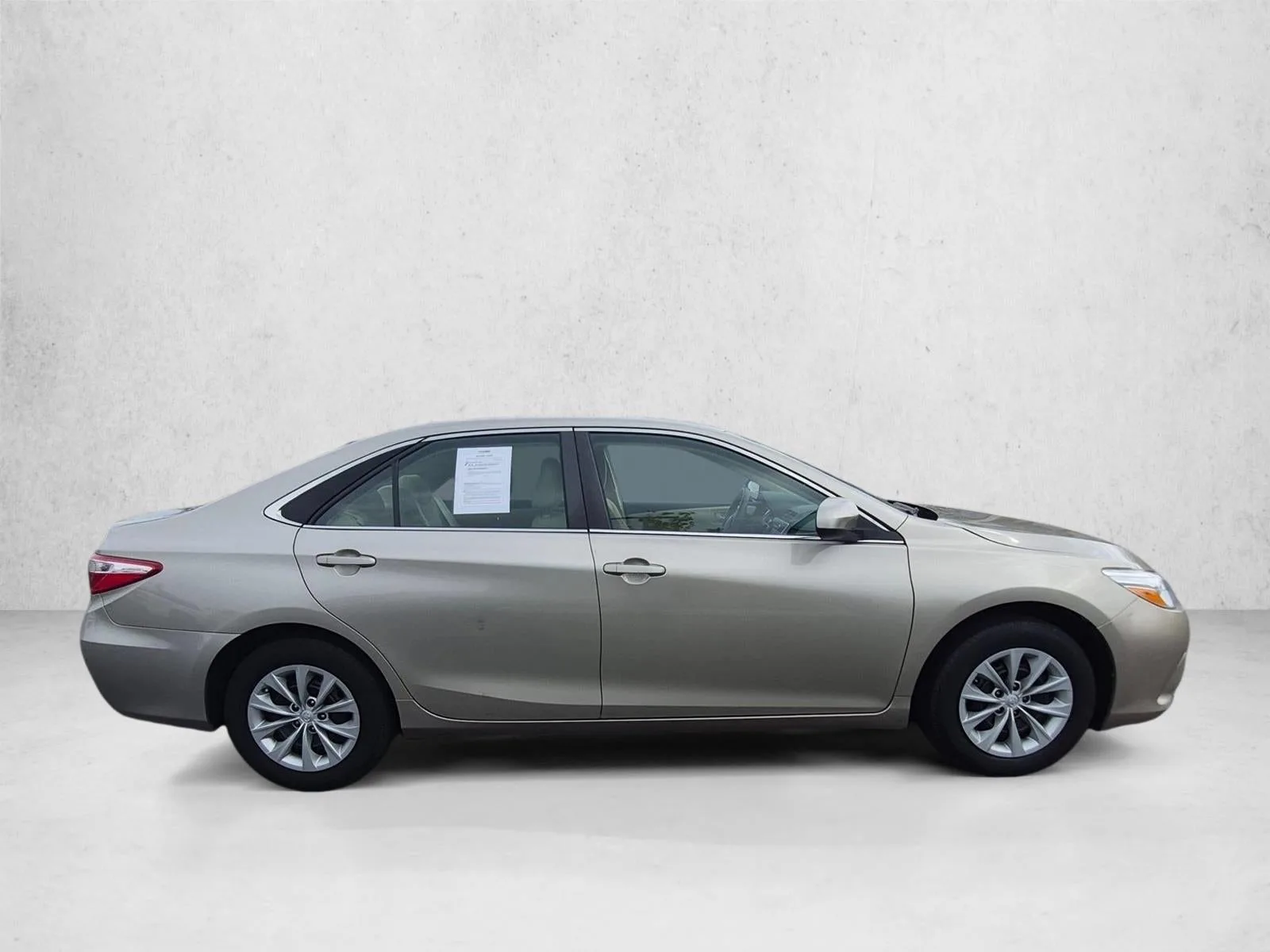 2017 Toyota Camry XLE photo 4