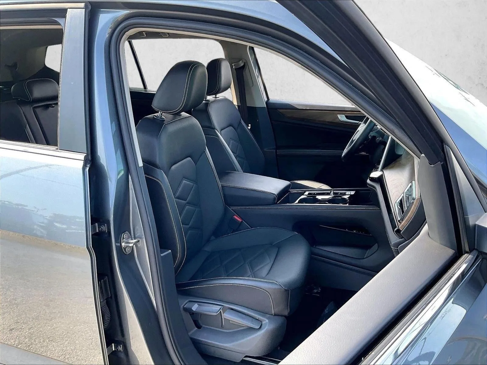 2024 Volkswagen Atlas 2.0T SE w/Technology photo 9