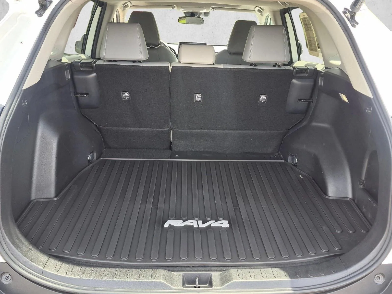 2022 Toyota RAV4 XLE Premium photo 6
