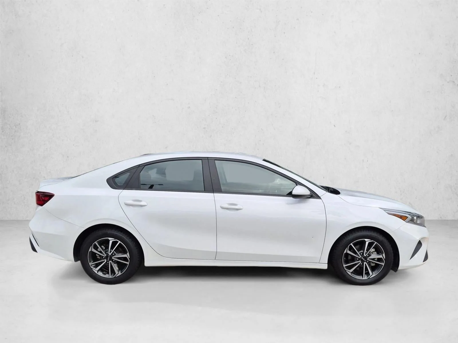 2023 Kia Forte LXS IVT photo 4