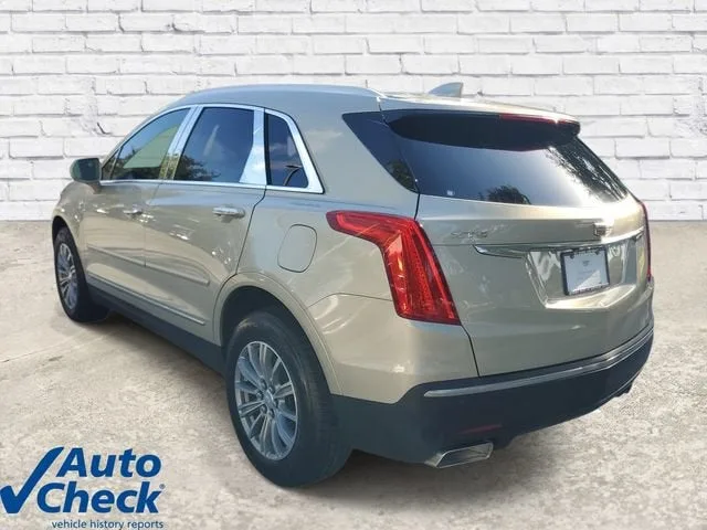2017 Cadillac XT5 Luxury FWD photo 2