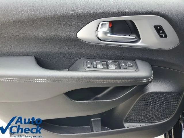 2026 Chrysler Pacifica Limited photo 22
