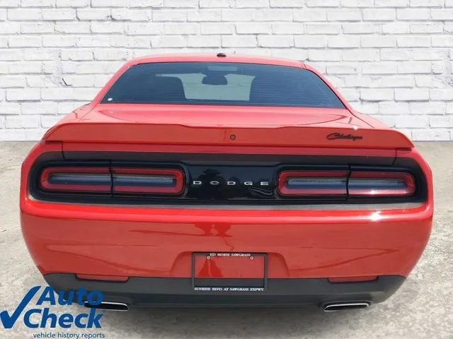 2022 Dodge Challenger SXT photo 3