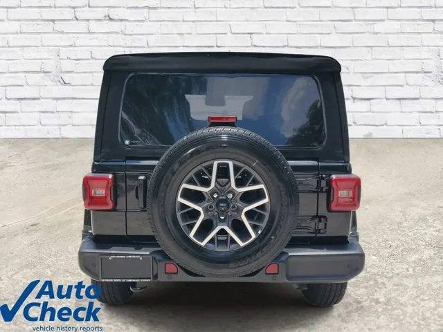 2024 Jeep Wrangler Sahara photo 3