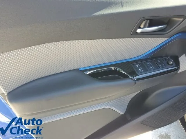 2019 Toyota C-HR XLE photo 18