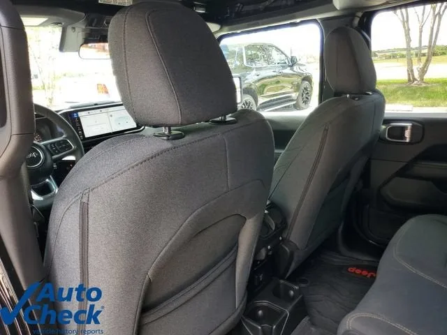 2024 Jeep Wrangler Sahara photo 12