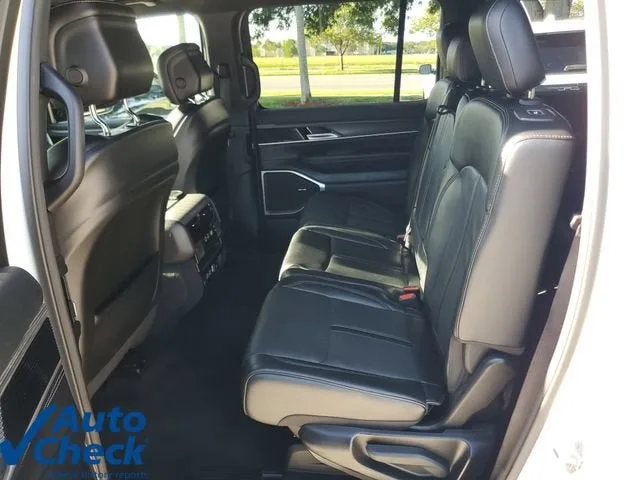 2024 Jeep Wagoneer Series II photo 12