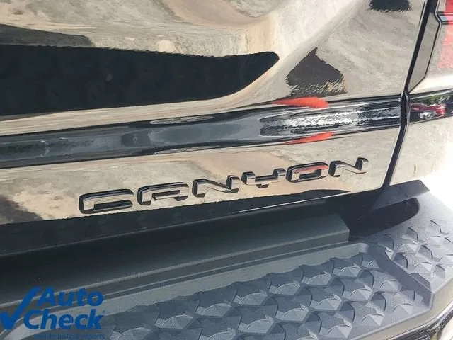 2024 GMC Canyon Denali photo 9