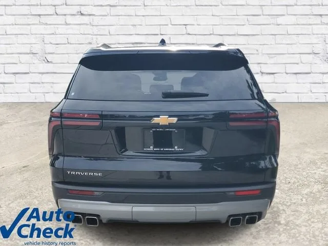 2025 Chevrolet Traverse LT photo 3