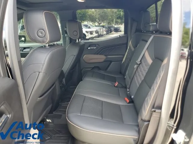 2024 GMC Canyon Denali photo 11