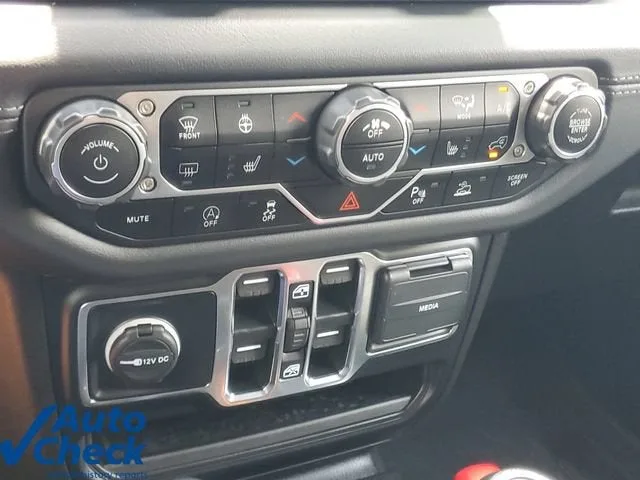 2024 Jeep Wrangler Sahara photo 28