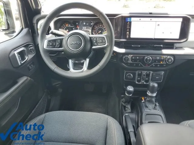 2024 Jeep Wrangler Sahara photo 17