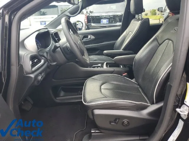 2026 Chrysler Pacifica Limited photo 18