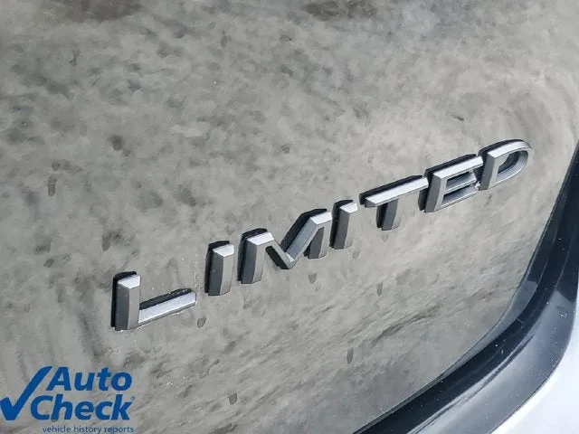 2026 Chrysler Pacifica Limited photo 9