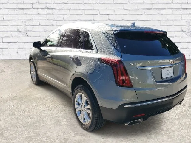 2023 Cadillac XT5 FWD Luxury photo 2