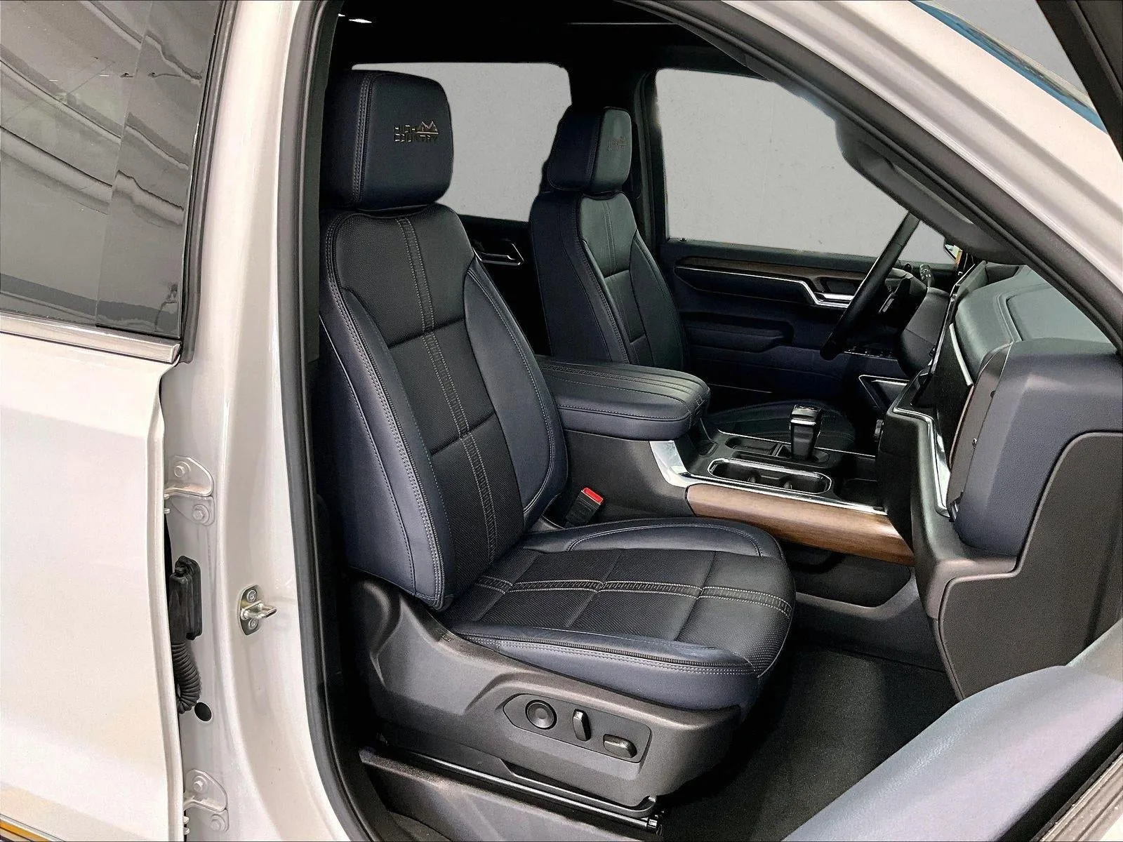 2024 Chevrolet Silverado 1500 High Country photo 9