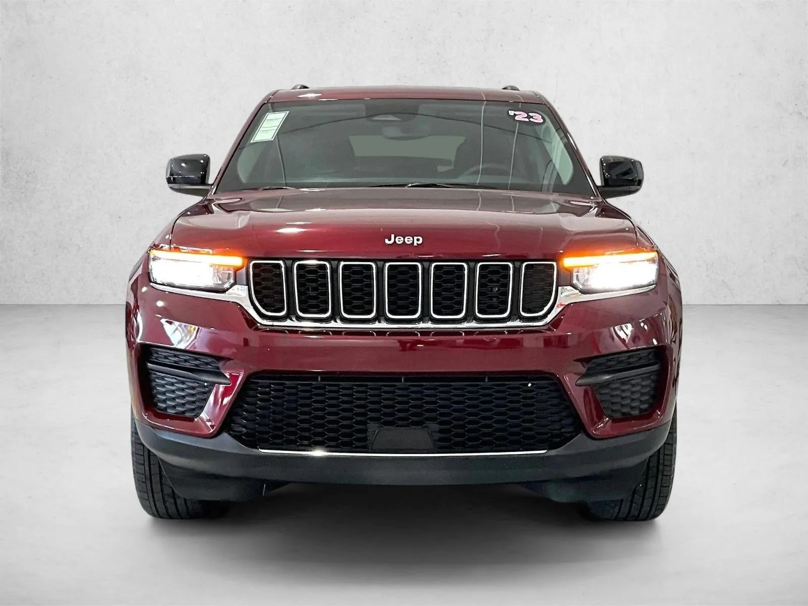2023 Jeep Grand Cherokee Laredo photo 3