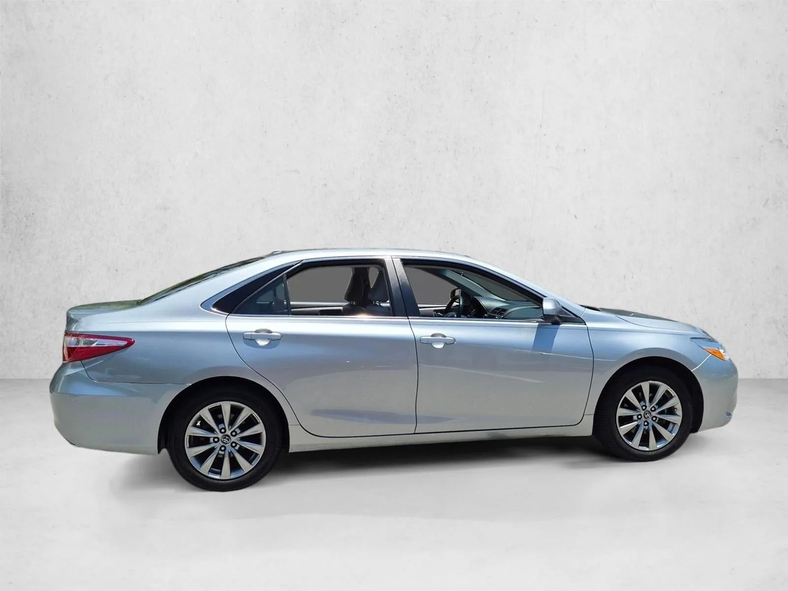 2017 Toyota Camry XLE Auto (SE) photo 4