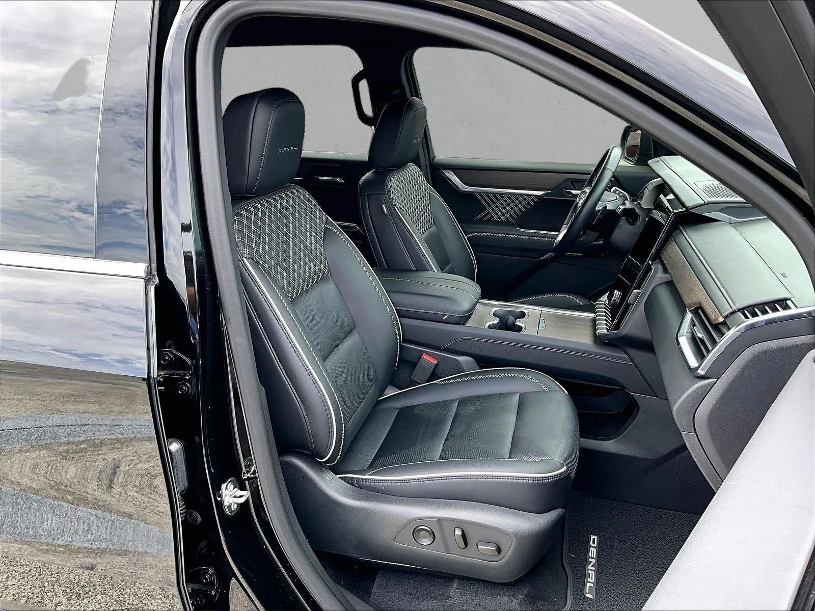 2025 GMC Acadia Denali photo 9