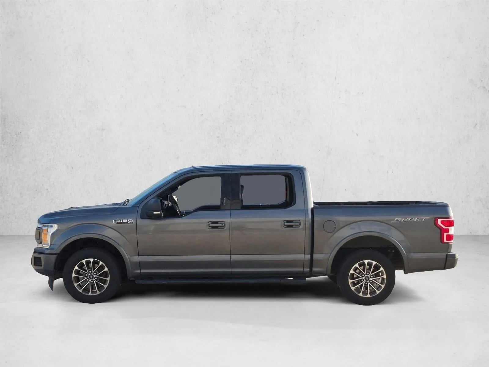 2018 Ford F-150 XLT 2WD SuperCrew 5.5' Box photo 8