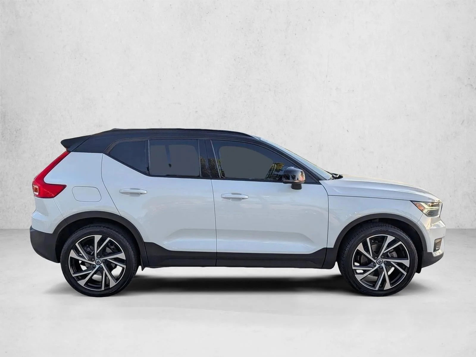 2021 Volvo XC40 T5 AWD R-Design photo 4