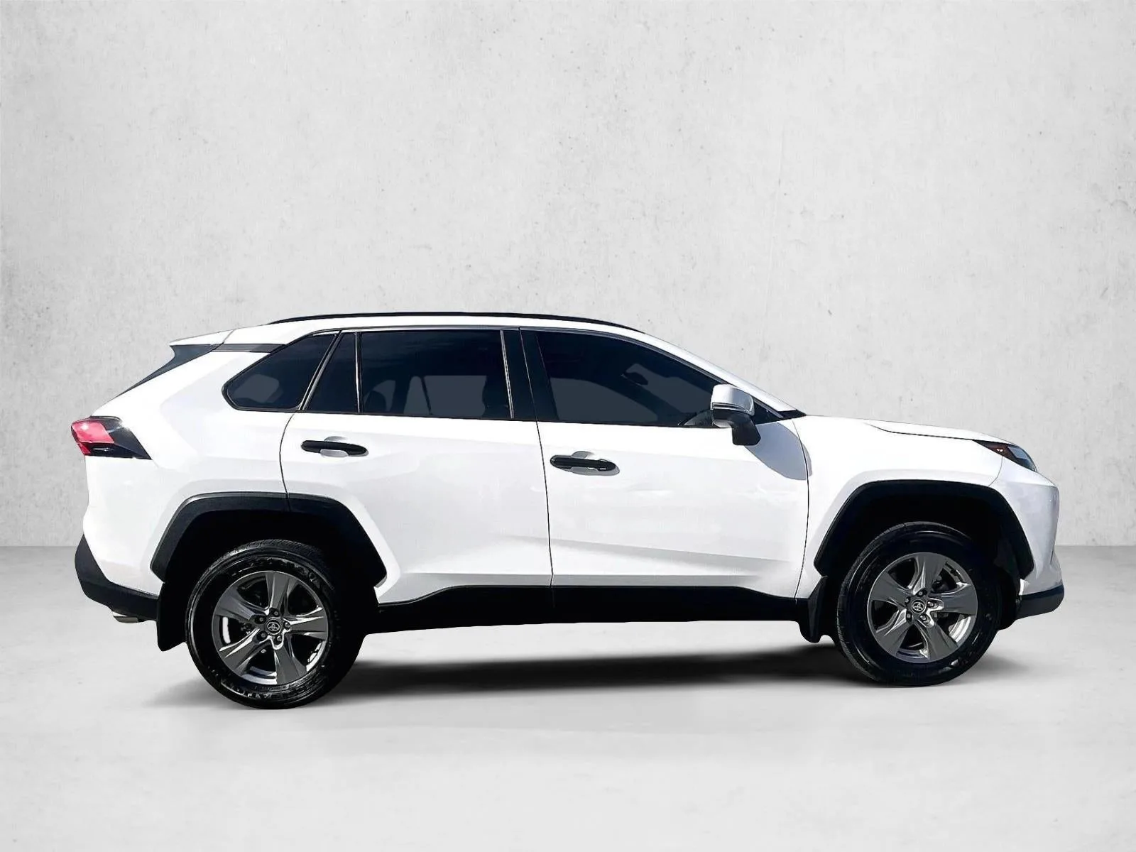 2024 Toyota RAV4 XLE photo 5