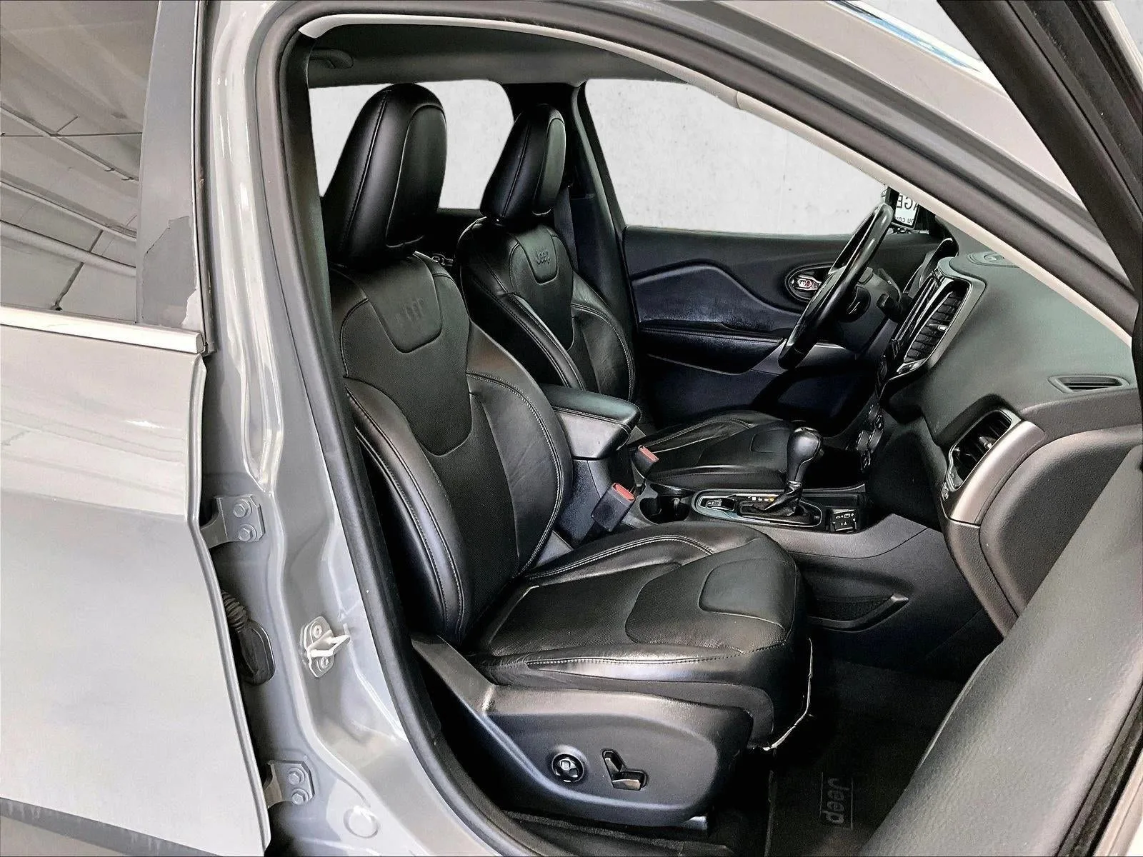 2020 Jeep Cherokee Limited photo 9