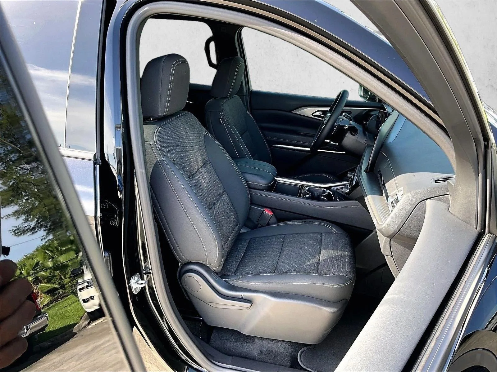 2025 Chevrolet Traverse LT photo 9