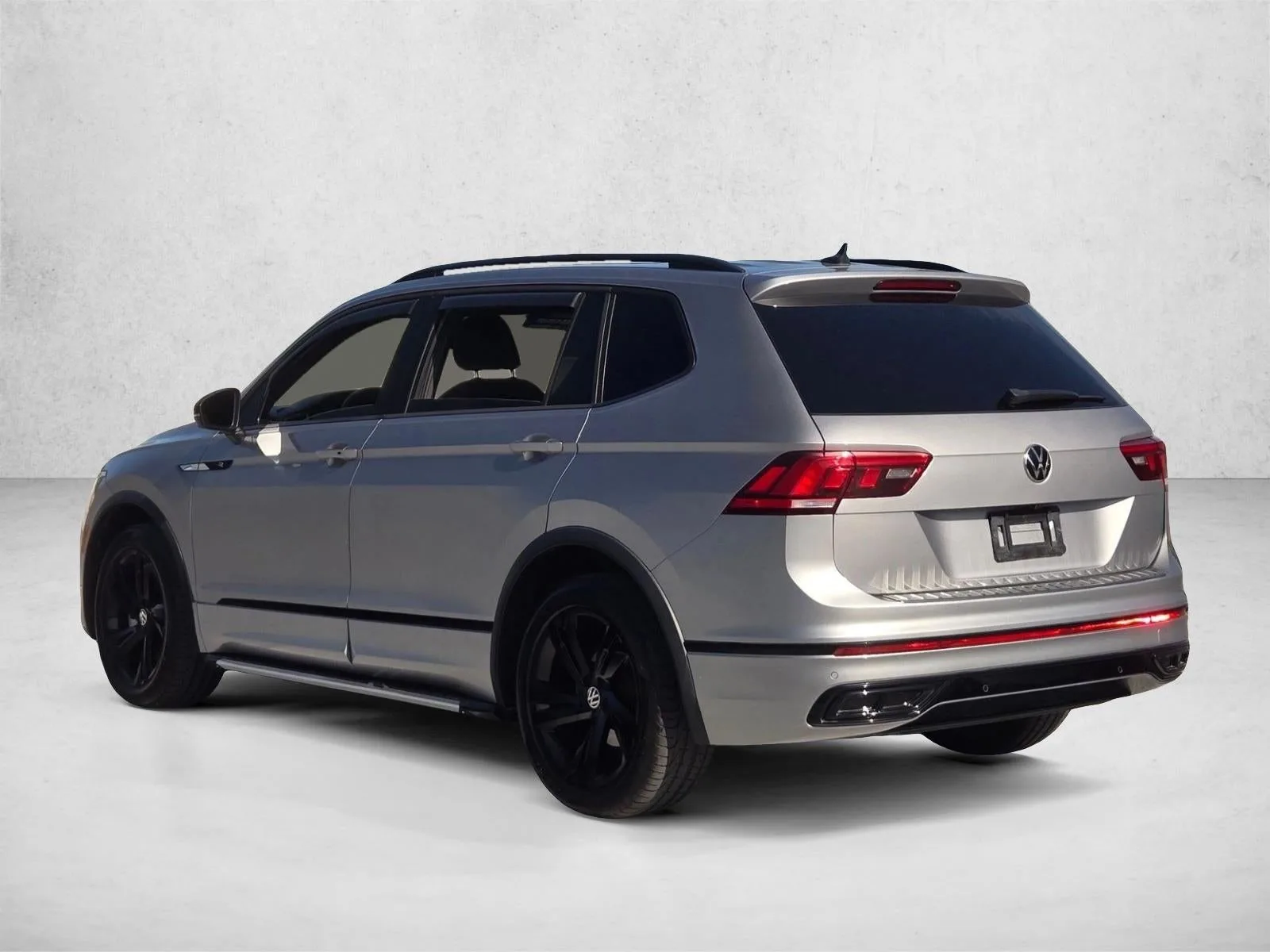 2023 Volkswagen Tiguan 2.0T SE R-Line Black FWD photo 8