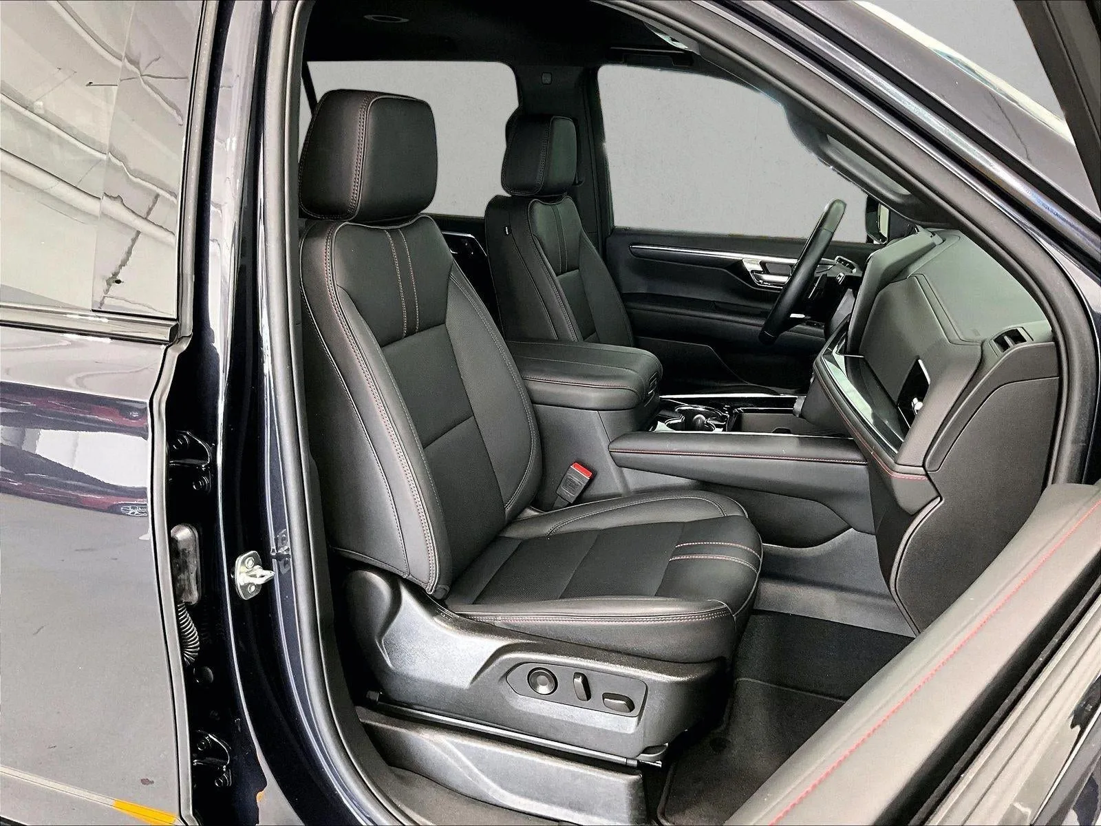 2025 Chevrolet Suburban RST photo 9